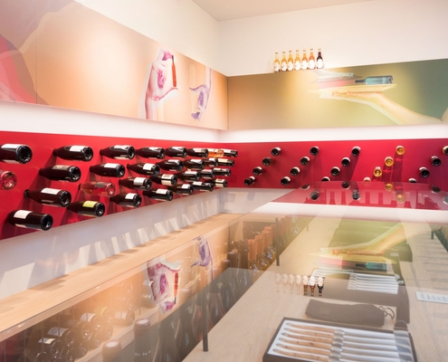 moderner Innenausbau in der Weinhandlung